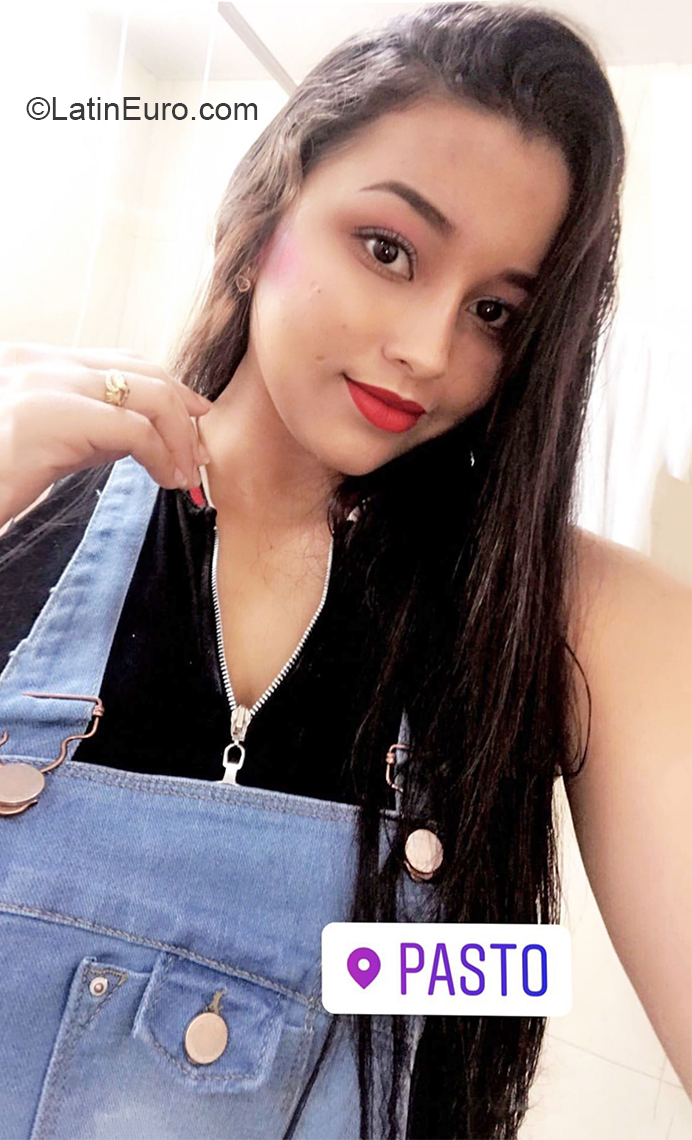 Date this stunning Colombia girl Laura from Medellin CO26600