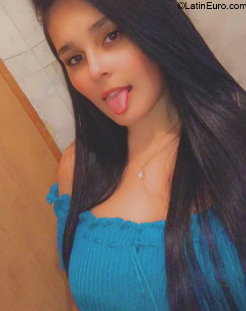 Date this charming Brazil girl Emely from Salvador BR11027