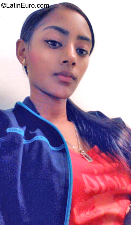 Date this athletic Dominican Republic girl Sol from Santo Domingo DO37171