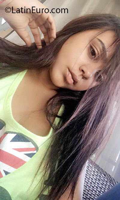 Date this voluptuous Dominican Republic girl Nahomy from Bonao DO37212