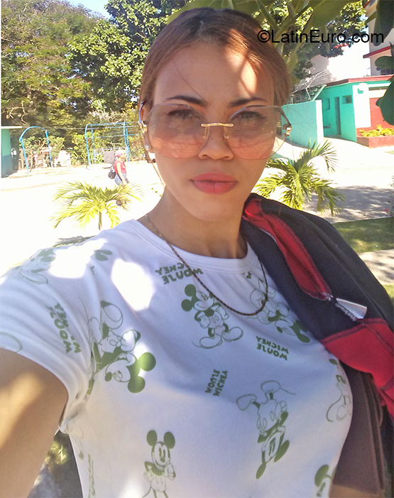 Date this delightful Cuba girl Yailen from Havana CU646