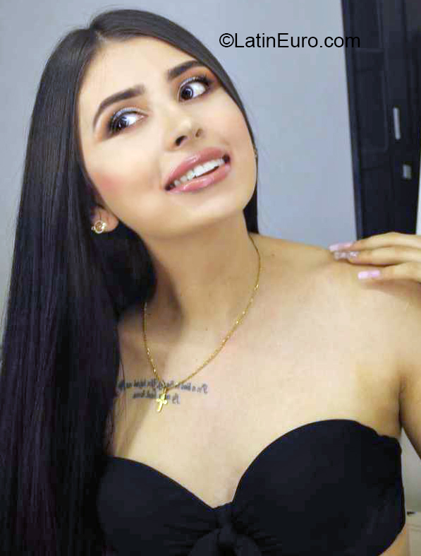 Date this foxy Colombia girl Tatiana from Medellin CO26780