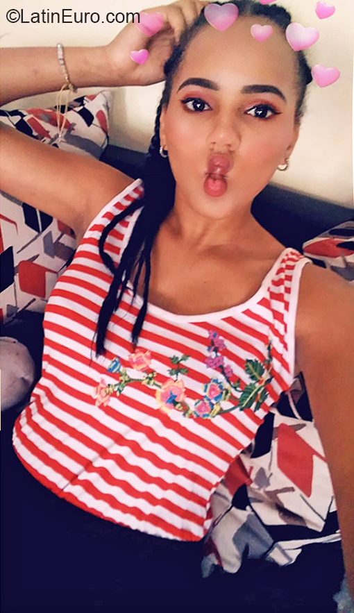 Date this attractive Dominican Republic girl Esmaily from Santo Domingo DO37410