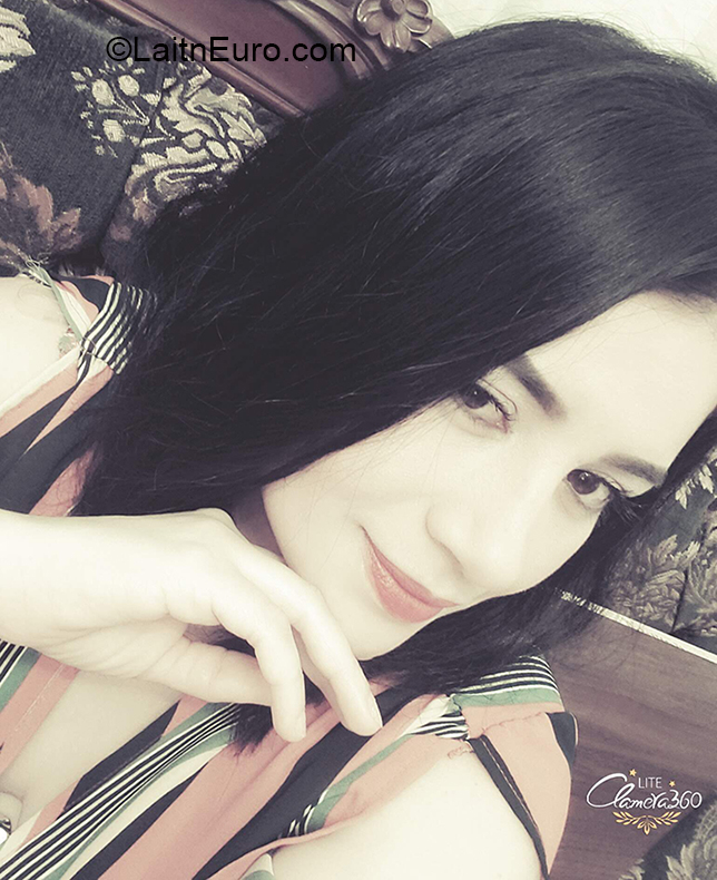 Date this attractive Ecuador girl Damaris from Quito EC434