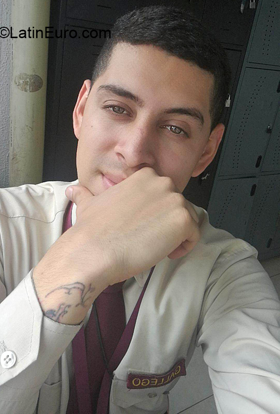 Date this passionate Colombia man Cristian from Manizales CO26862