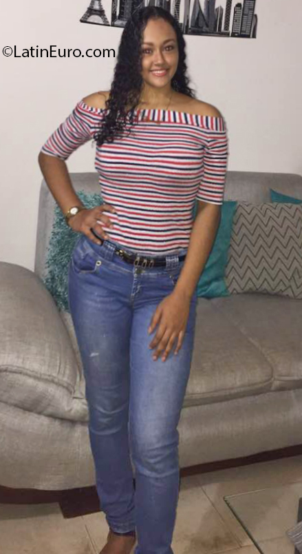 Date this sultry Colombia girl Luisa from Cali CO26911