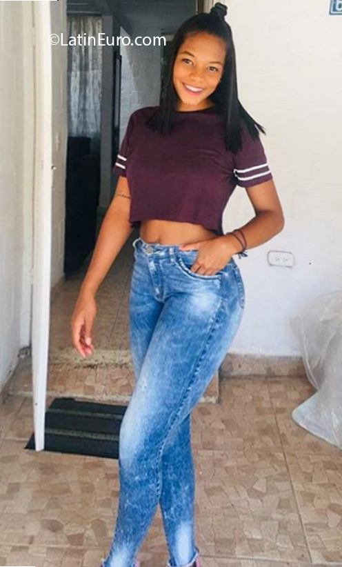 Date this exotic Colombia girl Valeria from Cali CO26957