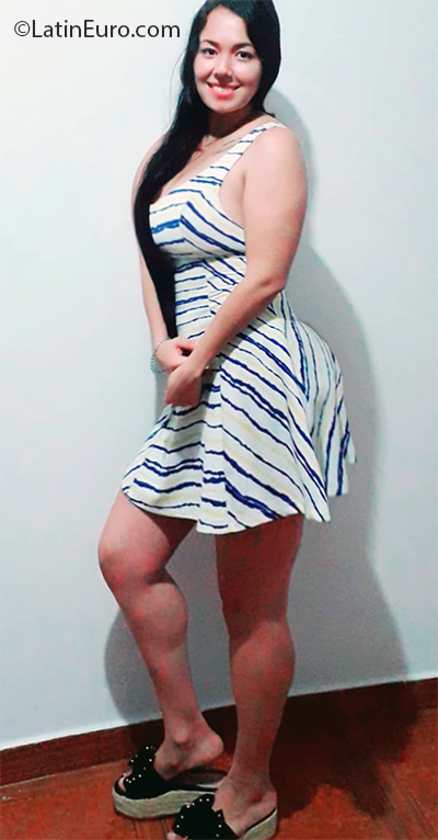 Date this pretty Colombia girl Laura from Ibaque CO26986