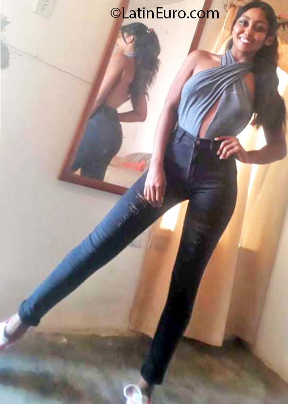 Date this delightful Venezuela girl Paola from Caracas VE3064