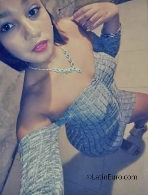 Date this voluptuous Dominican Republic girl Yokari from Santo Domingo DO37705