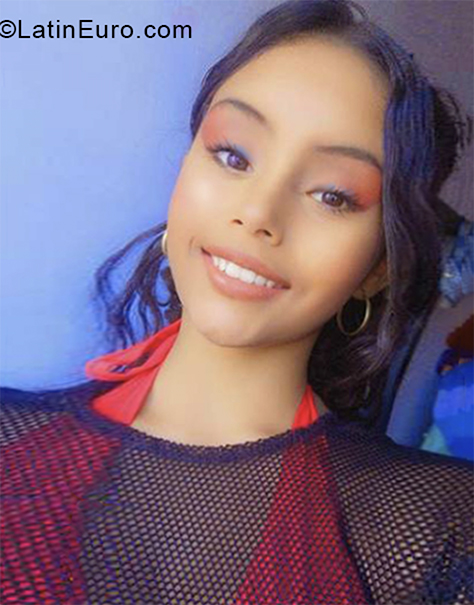 Date this charming Colombia girl Kristal from Cali CO27145