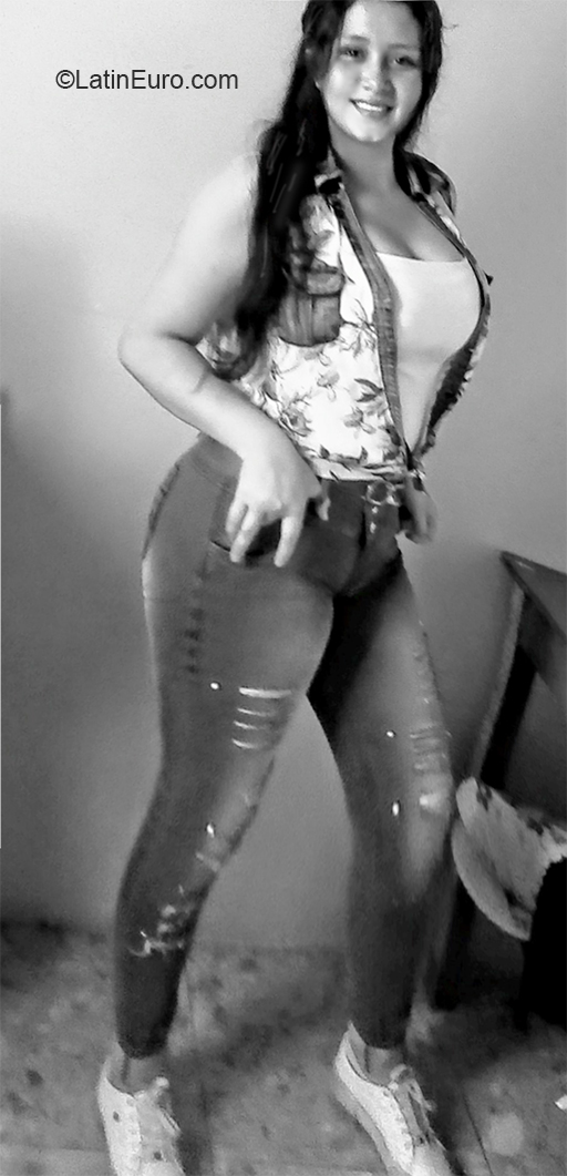 Date this georgeous Colombia girl Monica from Cota CO27195