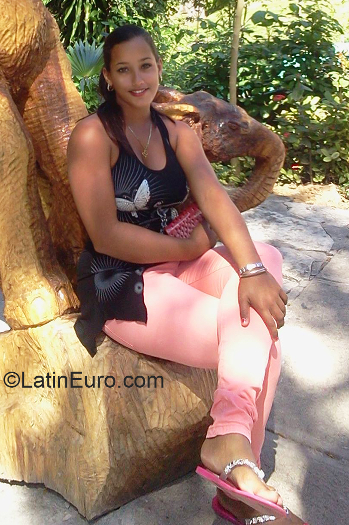 Date this nice looking Cuba girl Barbara from Havana CU730