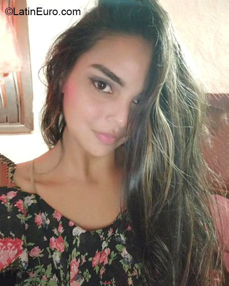 Date this funny Venezuela girl Nioska from Caracas VE3178
