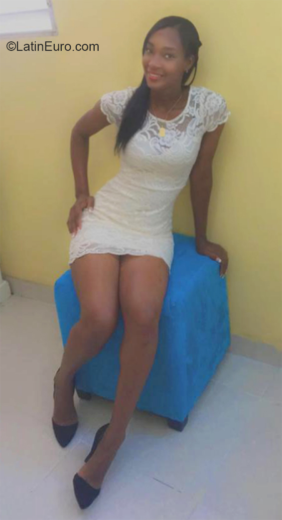 Date this sensual Dominican Republic girl Logi from Santo Domingo DO38110