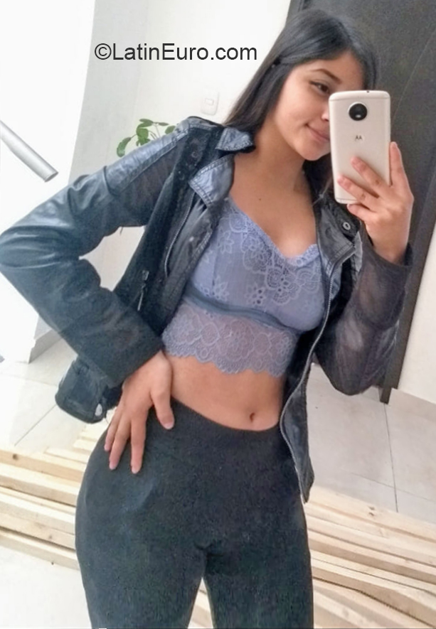 Date this attractive Colombia girl Lizeth from Pasto CO27390