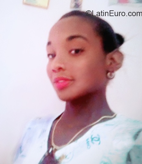 Date this beautiful Cuba girl La peque from Guantanamo CU700