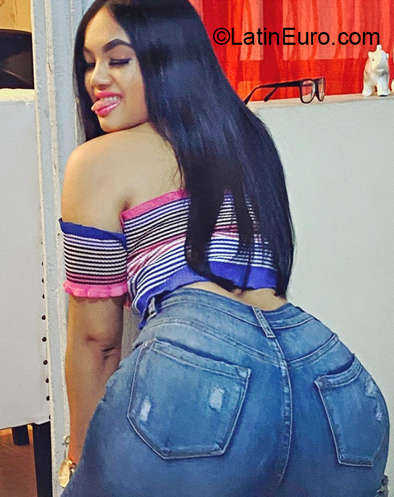 Date this delightful Dominican Republic girl Thais from Santiago US20834