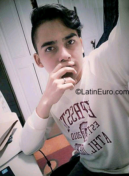 Date this gorgeous Colombia man Deimer from Bogota CO27657