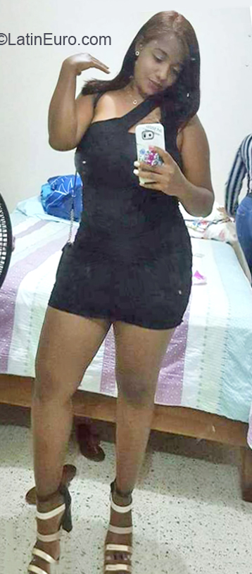 Date this attractive United States girl Yanelis from Boston US20839