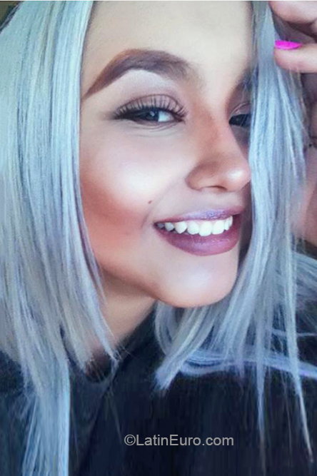Date this happy Venezuela girl Gina from Caracas VE3288
