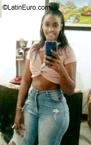 Date this nice looking Colombia girl Yuliana from Cali CO27739