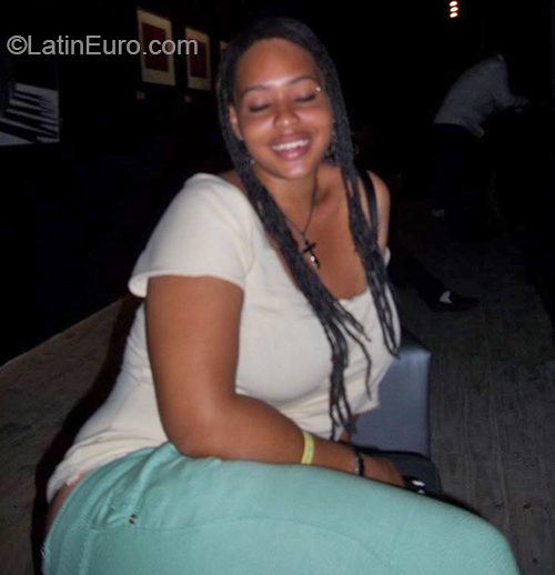 Date this voluptuous Cuba girl Yanet from Havana CU704