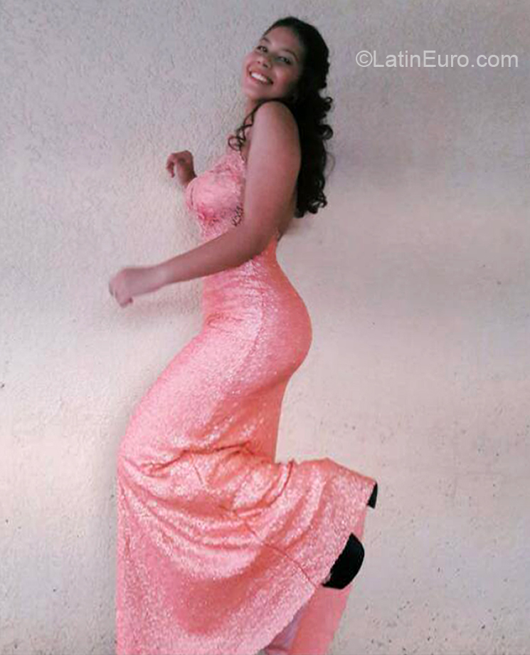 Date this athletic Argentina girl Angeles from San juan AR465