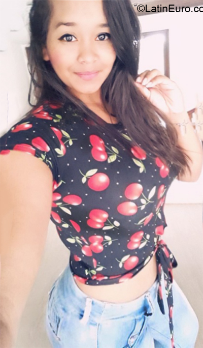 Date this foxy Venezuela girl Dayana from  VE3721