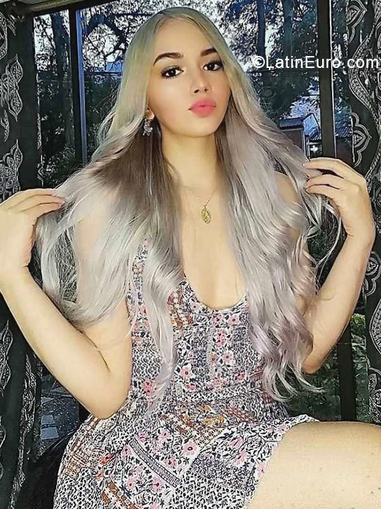 Date this sensual Colombia girl Daniela from Medellin CO28147