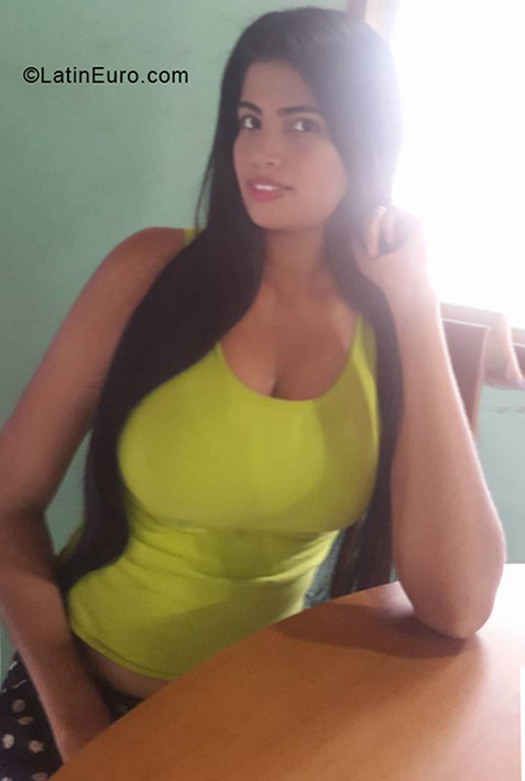 Date this happy Venezuela girl Vanessa from Ciudad Guayana VE3375