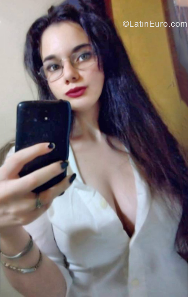 Date this attractive Argentina girl Flor from Concordia AR490