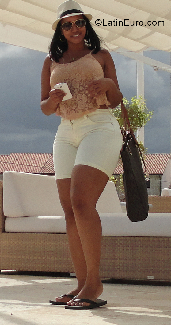 Date this good-looking Dominican Republic girl Yen from Santo Domingo DO38573