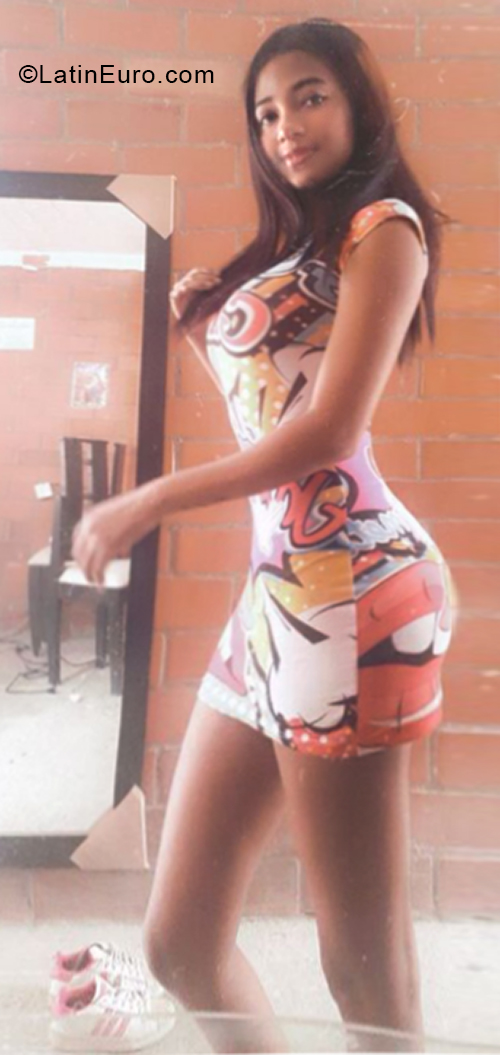 Date this athletic Colombia girl Eliana from Cali CO28293