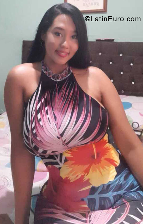 Date this foxy Colombia girl Camila from Cali CO28354