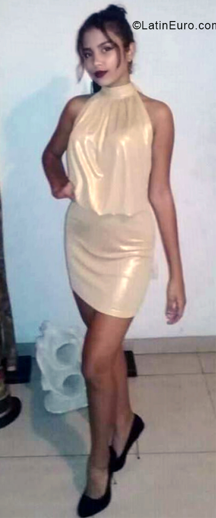 Date this hard body Venezuela girl Vanessa from Valencia VE3407
