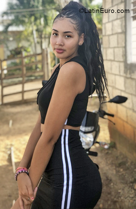 Date this gorgeous Dominican Republic girl Nicki from Santo Domingo DO38665