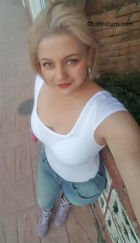 Date this gorgeous Colombia girl Milena from Bogota CO28384