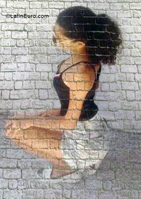 Date this hard body Brazil girl Sara from Goiania BR11228