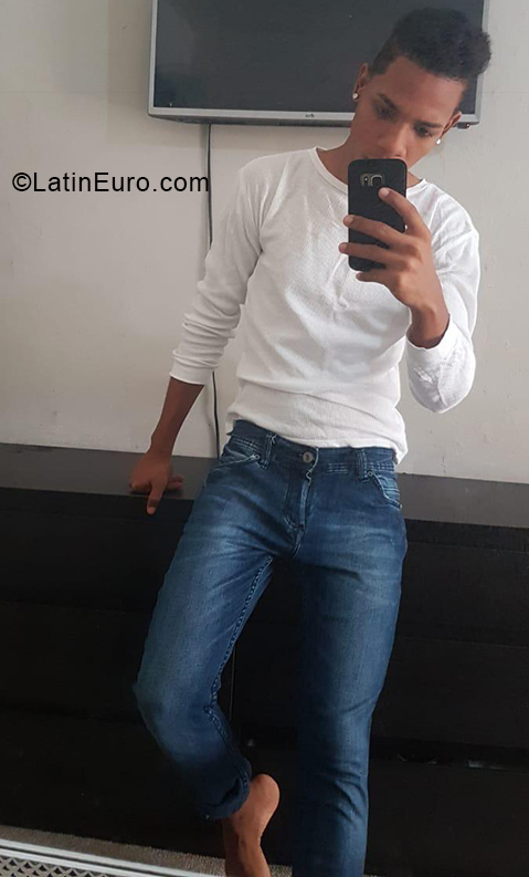 Date this happy Dominican Republic man Jean from Santo Domingo DO38675