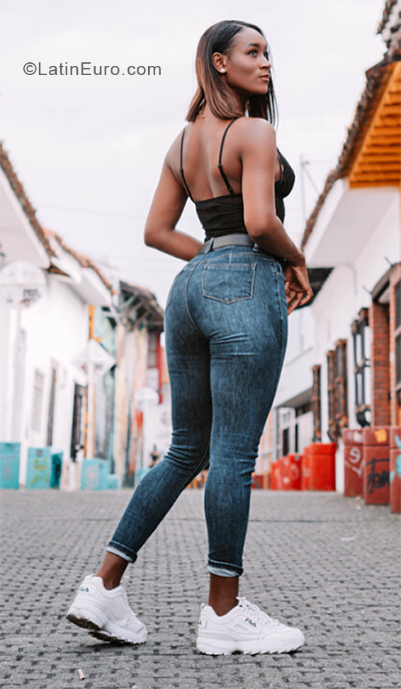 Date this attractive Colombia girl Daniela from Cali CO28502