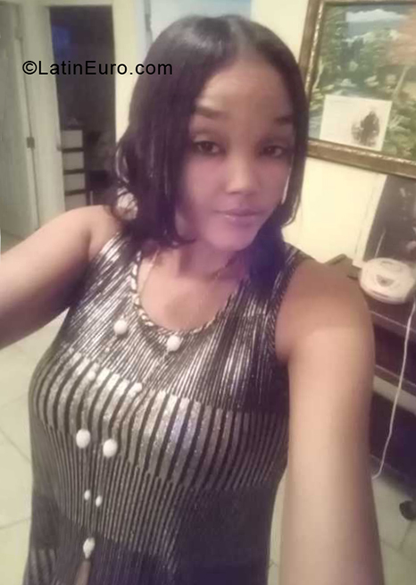 Date this attractive Dominican Republic girl Laura from Santo Domingo DO38739