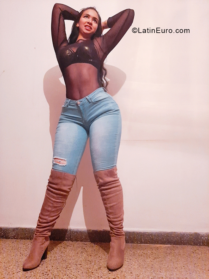 Date this happy Venezuela girl Michell from Valencia VE3475