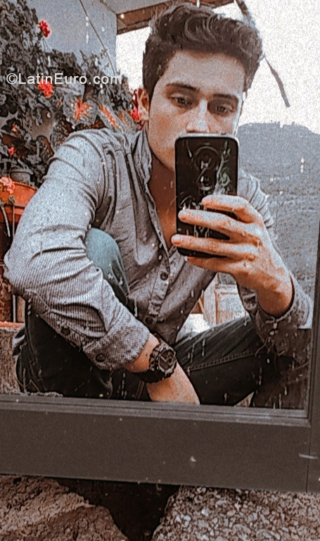 Date this foxy Colombia man Javier from Malaga CO28519