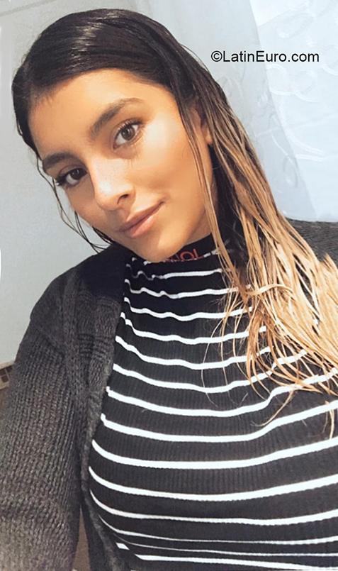Date this beautiful Argentina girl Maria from Buenos Aires AR548