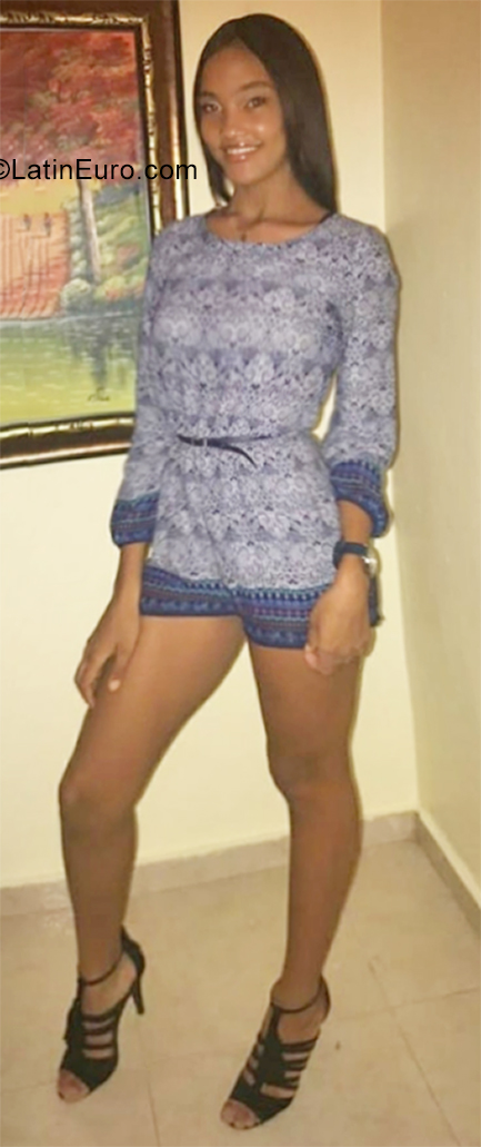 Date this nice looking Dominican Republic girl Alexandra from Barahona DO40035