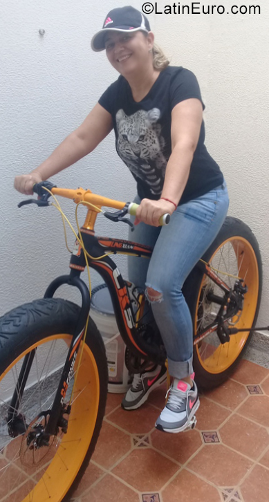 Date this cute Colombia girl Maria from Pereira CO28752