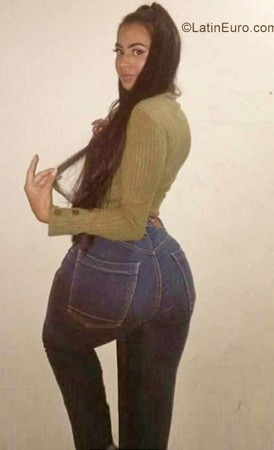Date this nice looking Colombia girl Dayana from Medellin CO28940