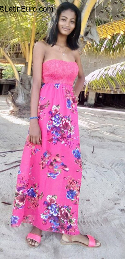 Date this happy Honduras girl Tatiana from Trujillo HN2874