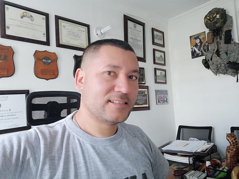 Date this nice looking United States man Bernal from Aspen UM80